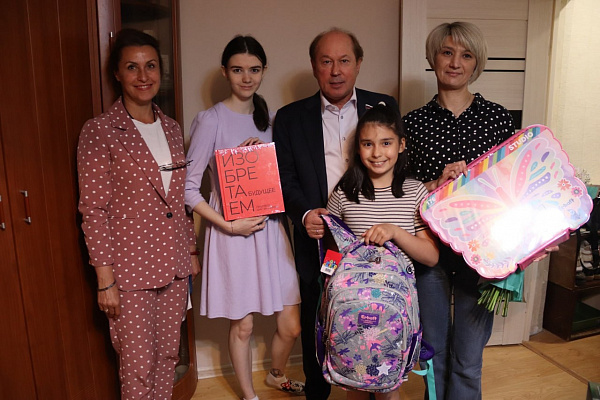 Владимир Кононов помог приобрести школьные принадлежности детям участника СВО